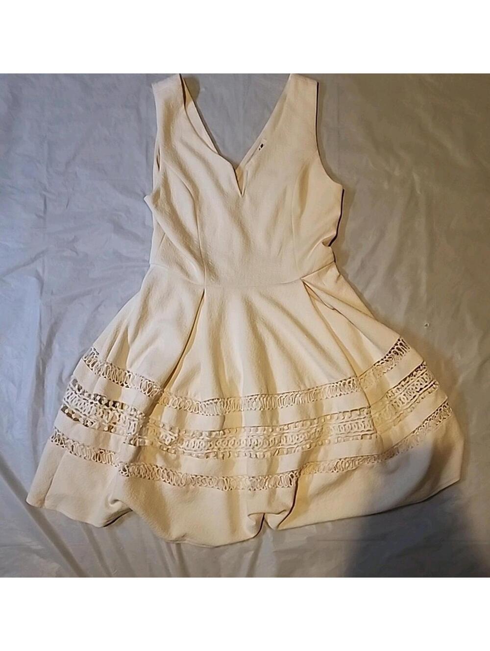 Beautiful Annabella Cream Dress. Womens Size Large